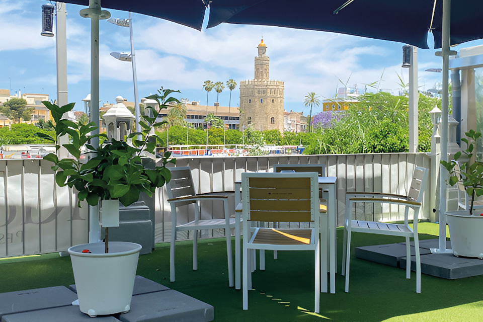 Terraza exterior del Kiosco de las Flores en Triana (Sevilla), con vistas privilegiadas a la Torre del Oro.